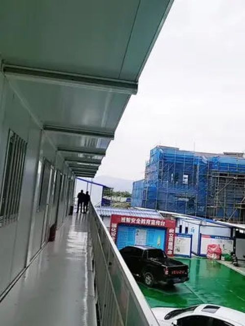 本工程建筑面積約13萬平方,目前已進(jìn)入二次裝修階段 不管你是總包還是分包,也不管你是班組長(zhǎng)還是農(nóng)民工,只要你是干工地的