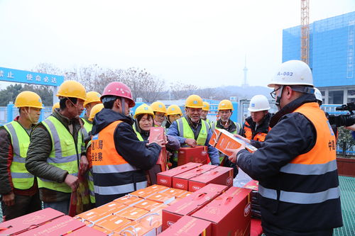 中建八局四公司農(nóng)民工公益年貨大集開進(jìn)建筑工地